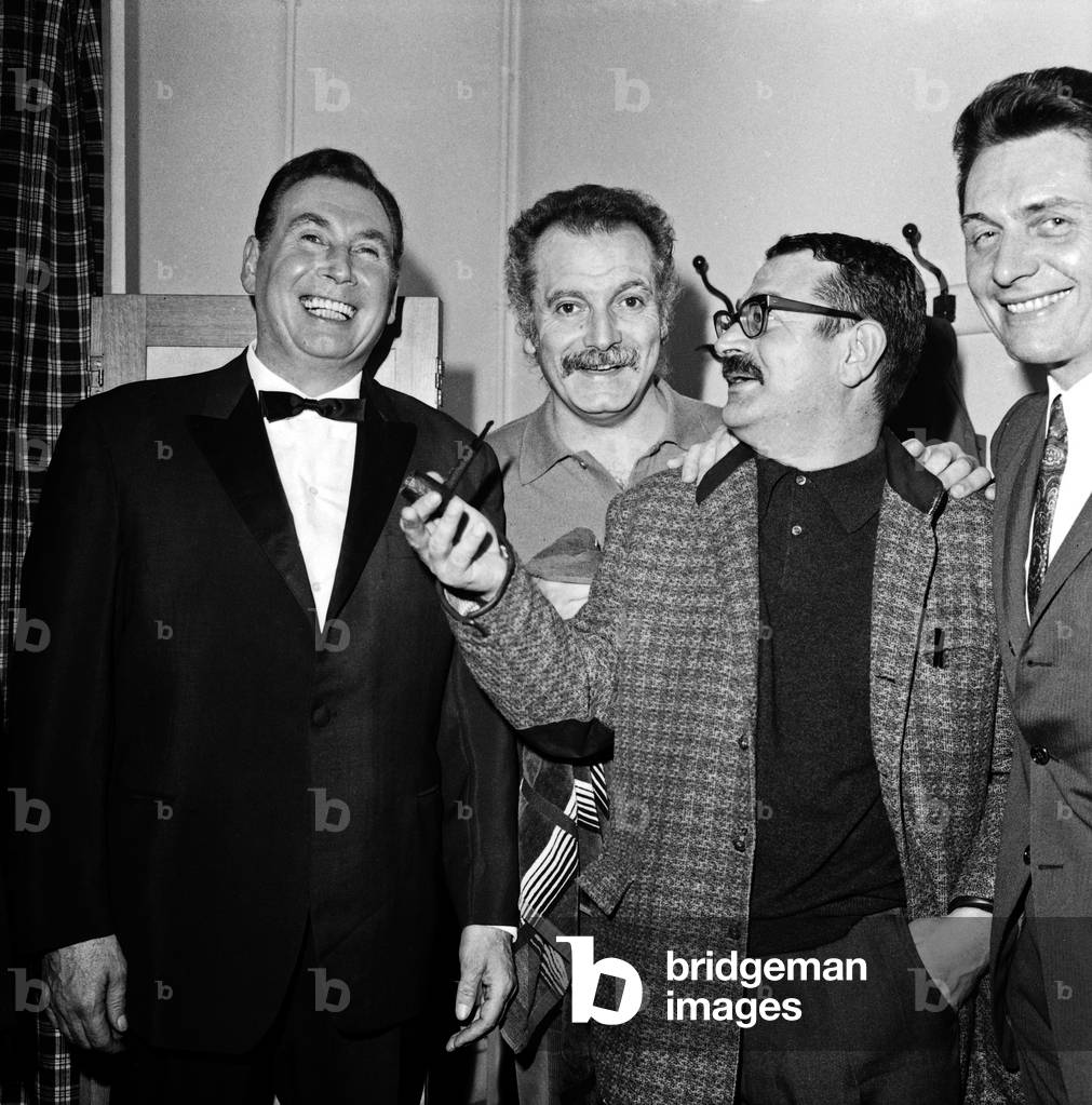 In His Lodge Du Palais Chaillot, After His Tour Of Singing In The Frame Of The Gala Pierce Neige, Georges Brassens Est Encircling (From G. A D.) By The Accordeonist Edouard Duleu, The novelist Rene Fallet And The Accordeonist Andre Verchuren. December 7, 1967. Neg C 76298 (b/w photo)