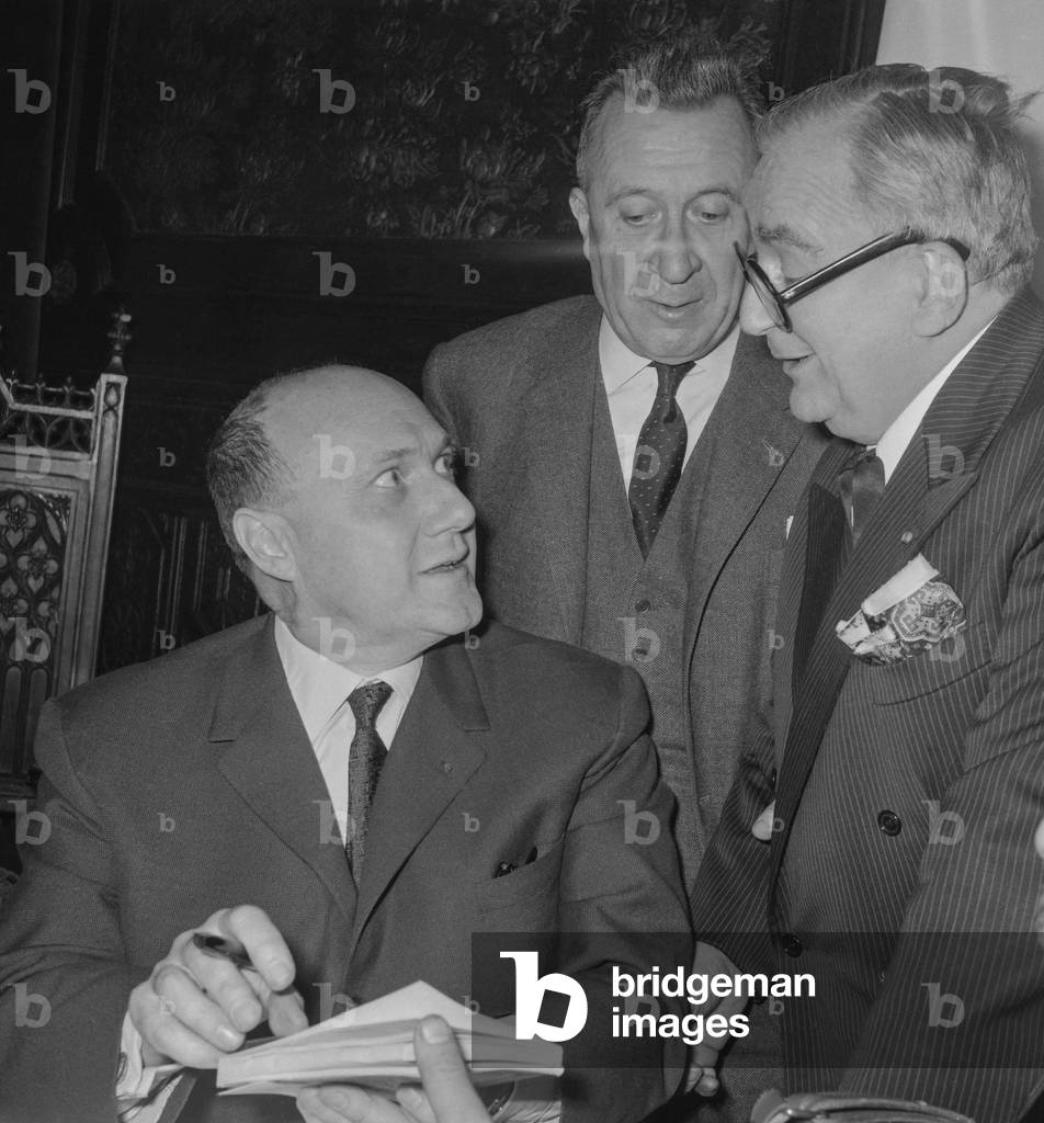 French writer and former resistant Gilbert Renault (Colonel Remy) has received a literary prize (