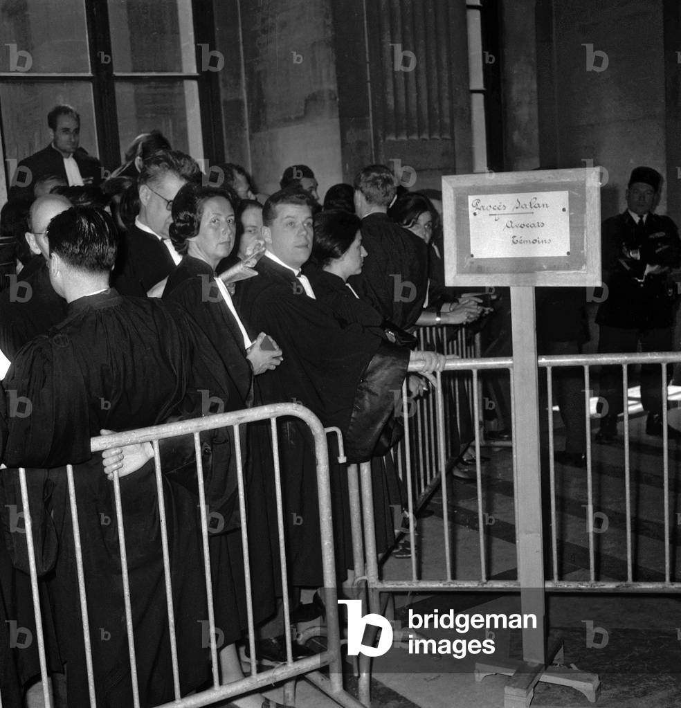 Lawyers queueing to enter the courtroom, Paris, May 18, 1962 (b/w photo)