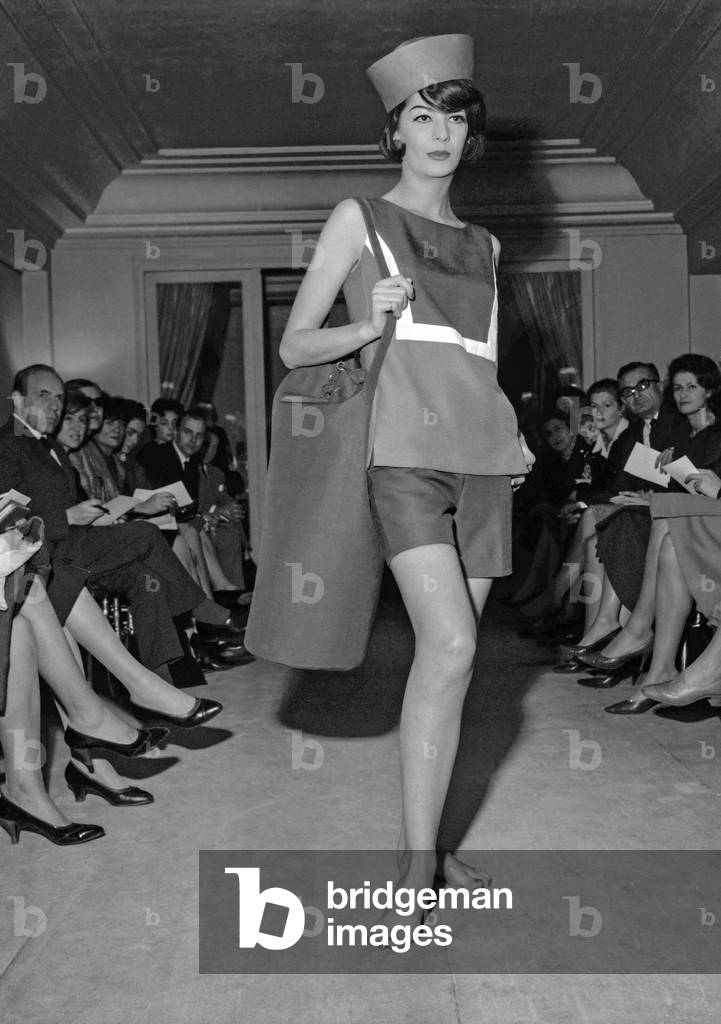 Sport and beach fashion by Hollywood, Paris, November 17, 1960 :  a suit for the beach (b/w photo)