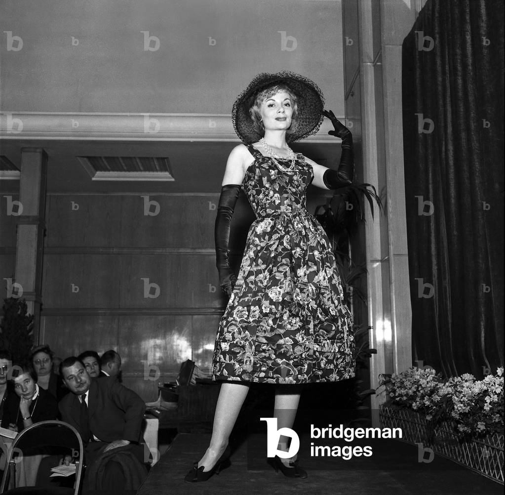 Presentation on February 27, 1958 of Haute Couture By Kestos Vahine For Spring Summer 1958, France : Dress (b/w photo)