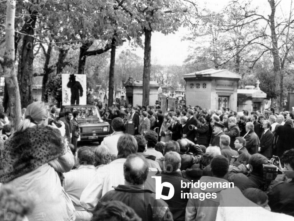 The Crowd Is in The Cemetery of The Pere Lachaise in Paris, When Arrives The Funeral Procession of Yves Montand (1921-1991) Died on November 9Th, during his Funeral on November 13Th, 1991 (b/w photo)