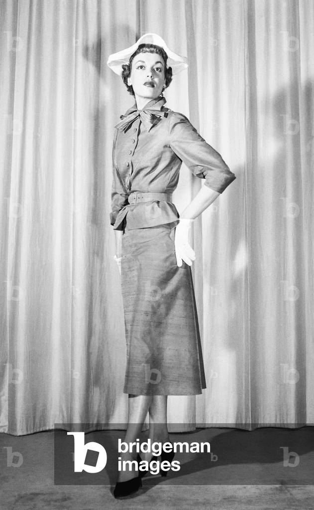Maggy Rouff fashion, Paris, February 12, 1952 : dress and hat (b/w photo)