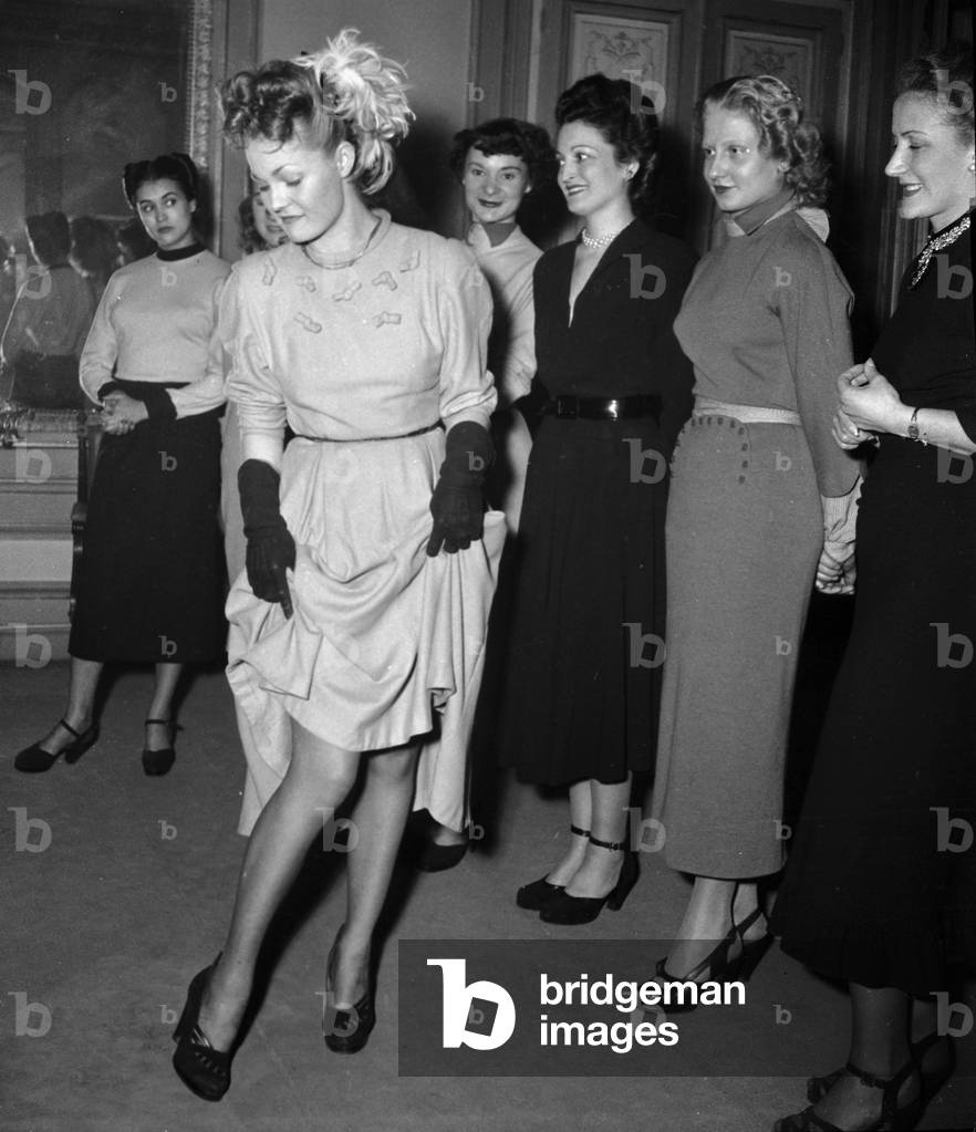 Concours De Mannequins A Paris Le 22 Janvier 1949 Neg:14184 --- Models Contest in Paris, January 22, 1949 (b/w photo)