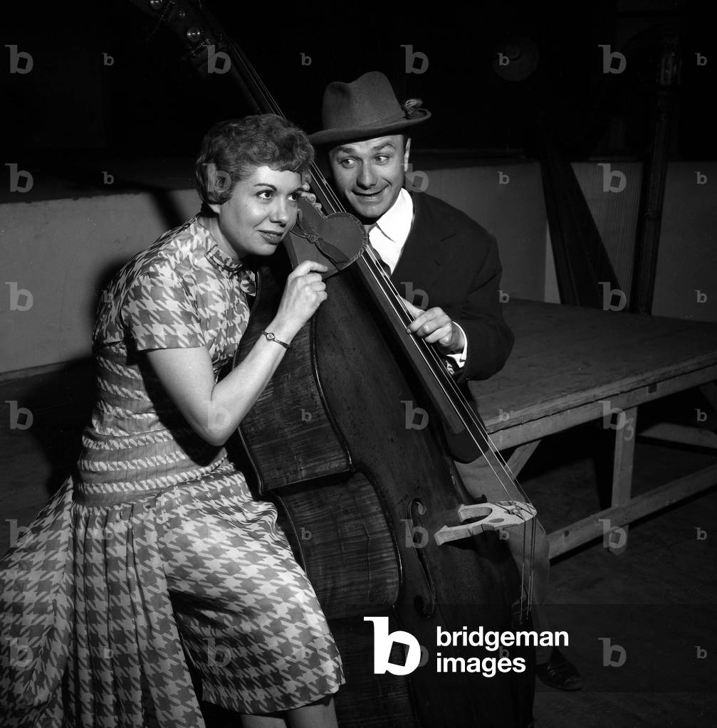 During The Recording Seance Of A Microsillon Of New Songs Jacqueline Francois Presents A Symbolic Heart To Her Unexpected Partner Fernand Raynaud May 27, 1958. Neg: A52695 (b/w photo)