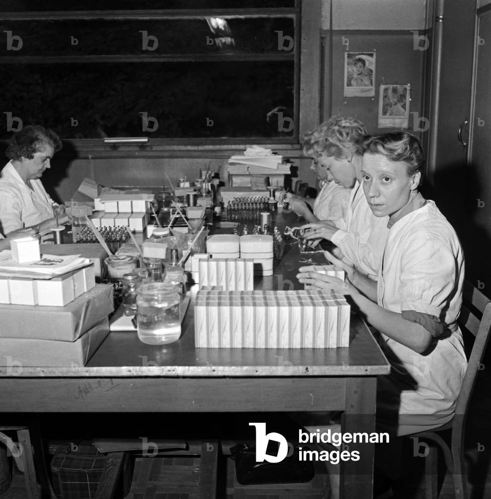 Weill Fragance Factory in Paris October 21, 1960 (b/w photo)
