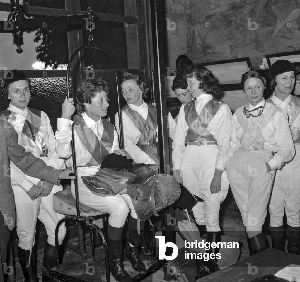 Female jockeys juste before the 
