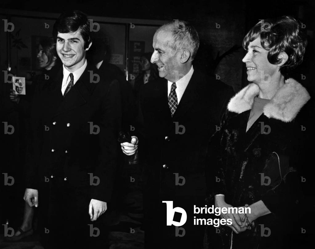 Louis De Funes Surrounds His Wife And His Son Olivier Arriving At The Premiere Of The “Little Bather” At The Cinema Berlitz On March 22, 1968 Neg: A38513Pl (b/w photo)