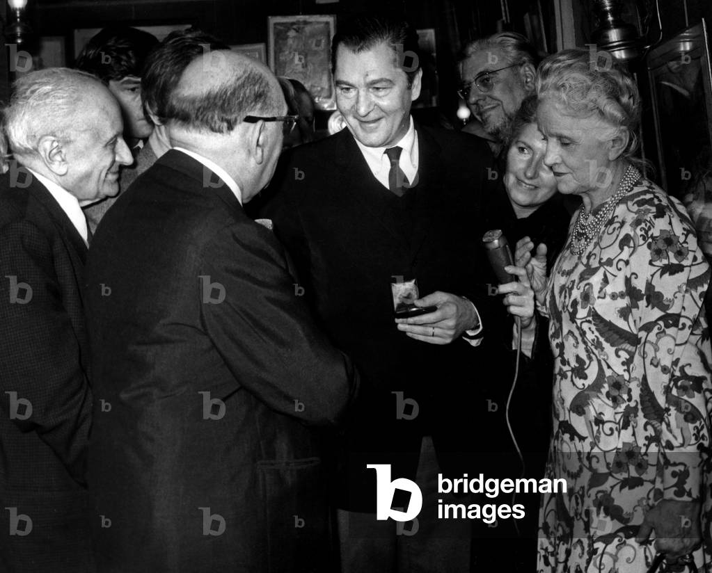 Under The Look Of Nicole Courcel And His Wife Lucie, Mr Edgar Faure Felicite Georges Vitaly, Laureat Of The Dominique Grand Prix Of The Staging From Left To Right: Mr Edgar Faure (De Dos) Georges Vitaly And Nicole Courcel January 21, 1969 (b/w photo)