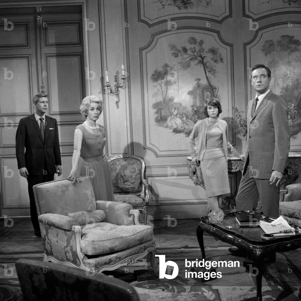 Les actrices françaises Catherine Deneuve et Danielle Darrieux et l'acteur américain Mel Ferrer sur le tournage du film « Ladies Man » le 28 juillet 1960