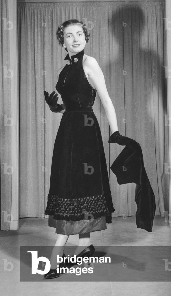 Presentation of fashion by Marcel Rochas, Paris, November 1950 : evening dress (b/w photo)