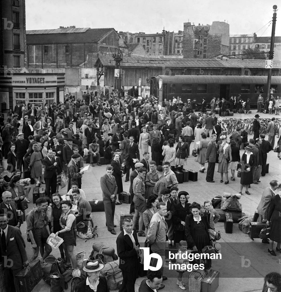 Departure On Holiday In Les Gare In Paris, Conges Payes From 15 August 1947 Neg: 1685 (b/w photo)