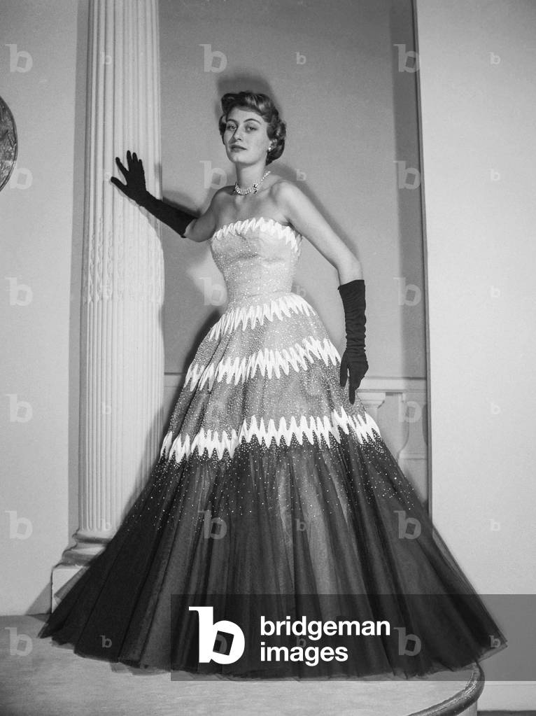 Carven fashion, Paris, February 15, 1952 : evening dress (b/w photo)