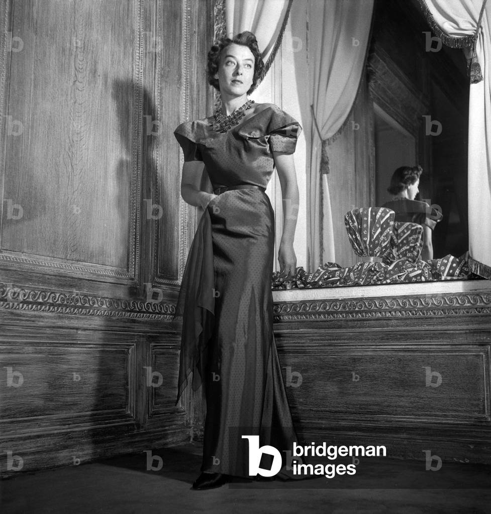 Presentation of Alex Maguy fashion in Paris, August 1949 : evening dress (b/w photo)