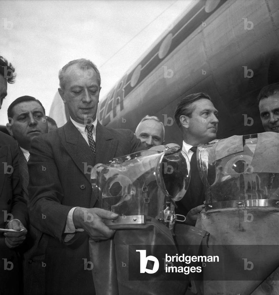 At Orly airport in Paris, Pierre Schneiter with artificial lungs (sent from Los Angeles to Lyon, Macon and Grenoble hospitals), August 26, 1949 (b/w photo)