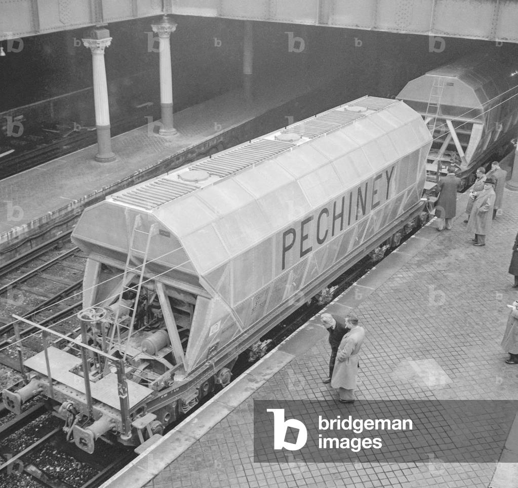 Aluminium wagons at the Invalides station, Paris, November 28, 1951 (b/w photo)