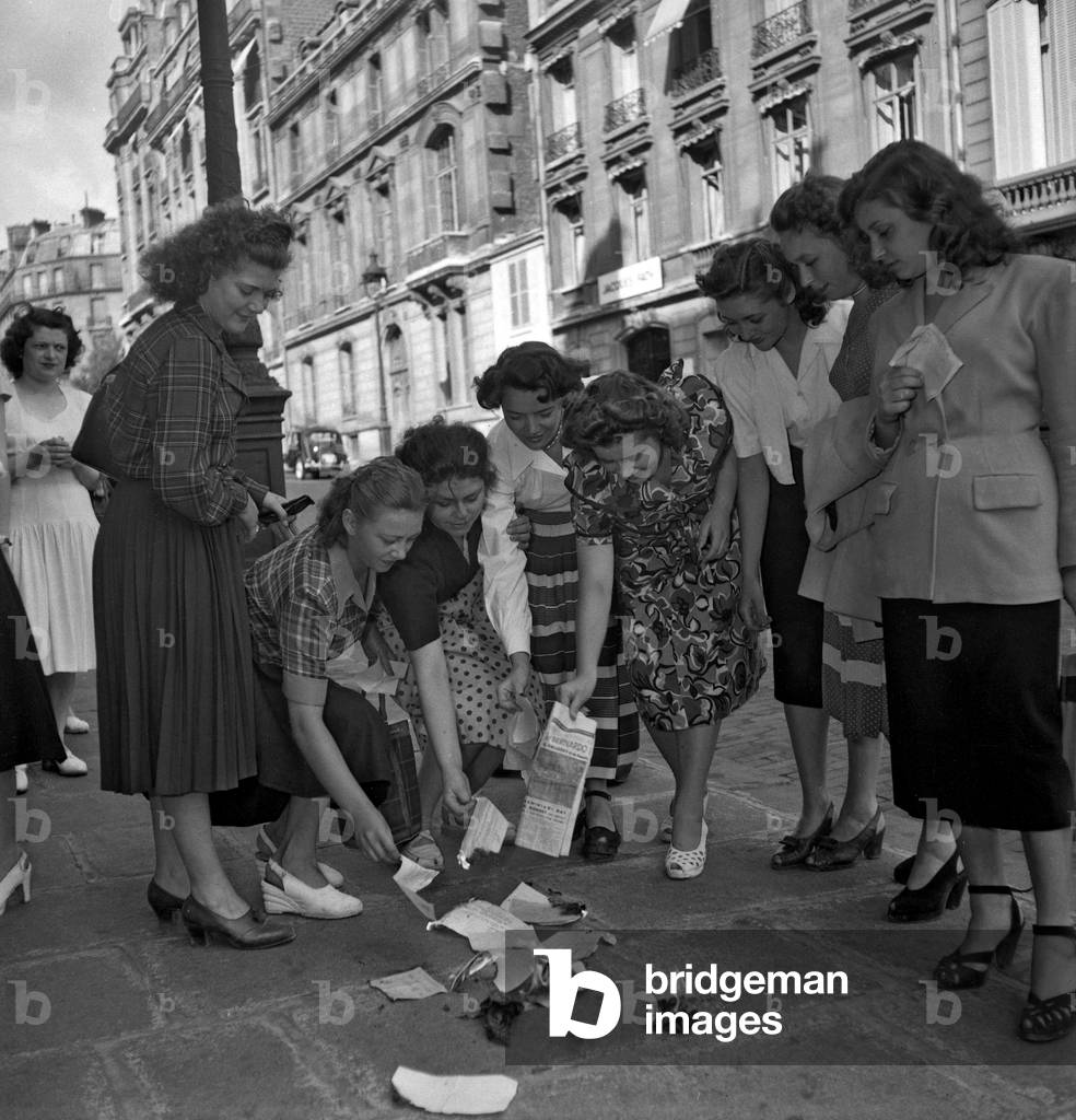 Milliners on strike, Paris, August 1st 1949 : here they are burning letters asking them to work (b/w photo)