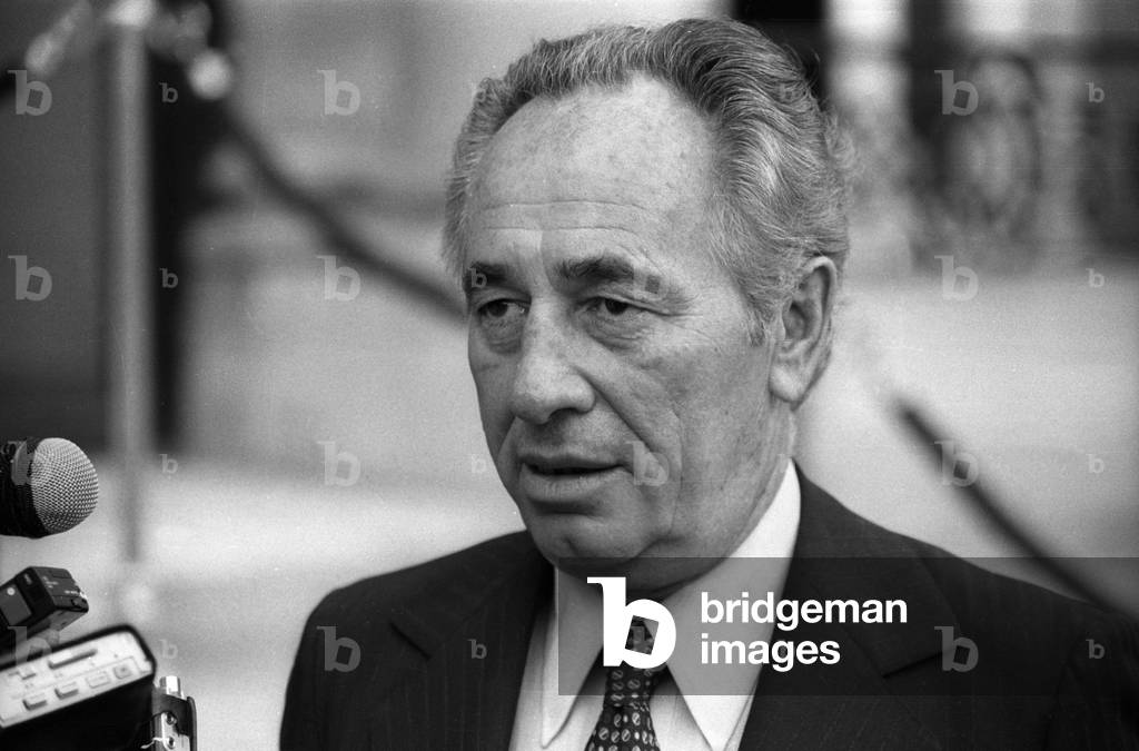 Shimon Peres leaving the Elysee, Paris, August 17, 1982 (b/w photo)
