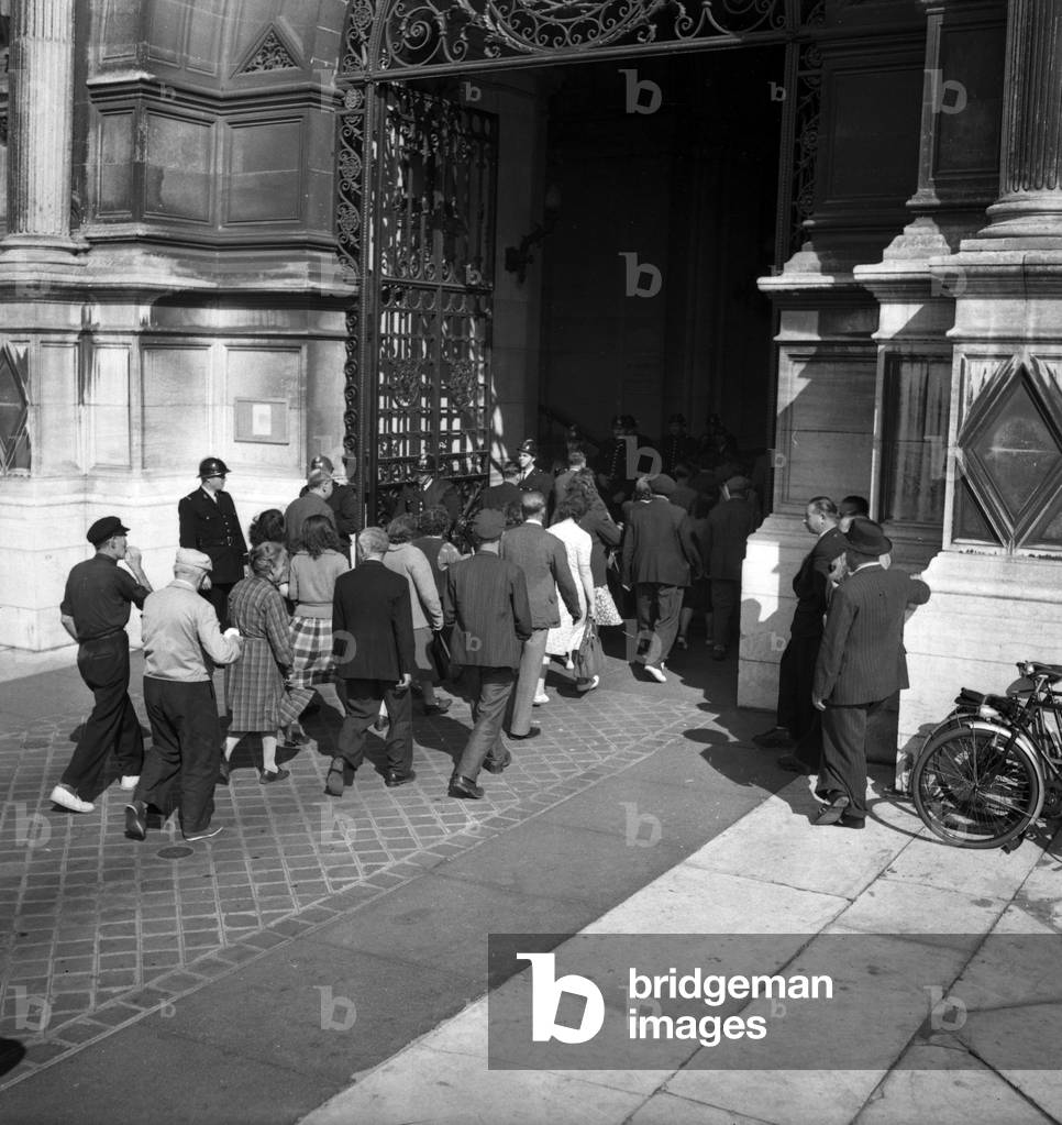 Unemployed persons demonstrating, Paris, August 17, 1949 (b/w photo)