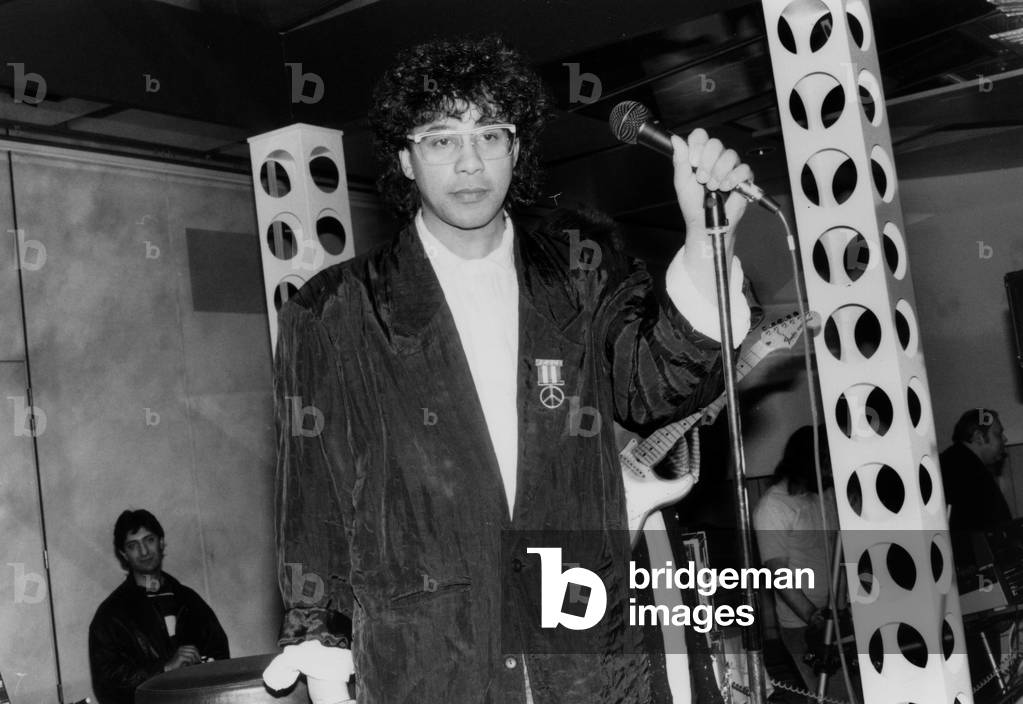 Cx19898 Le Micro D Or Pour Laurent Voulzy 1986 “Micro D Or Ramsa” is intended to reward a French Personality of Show Or Media for the Artistic and Technical Quality of His Sound Work Here After His Recompense Il Chante One Of His Succes Le 19 February 1987 (b/w photo)
