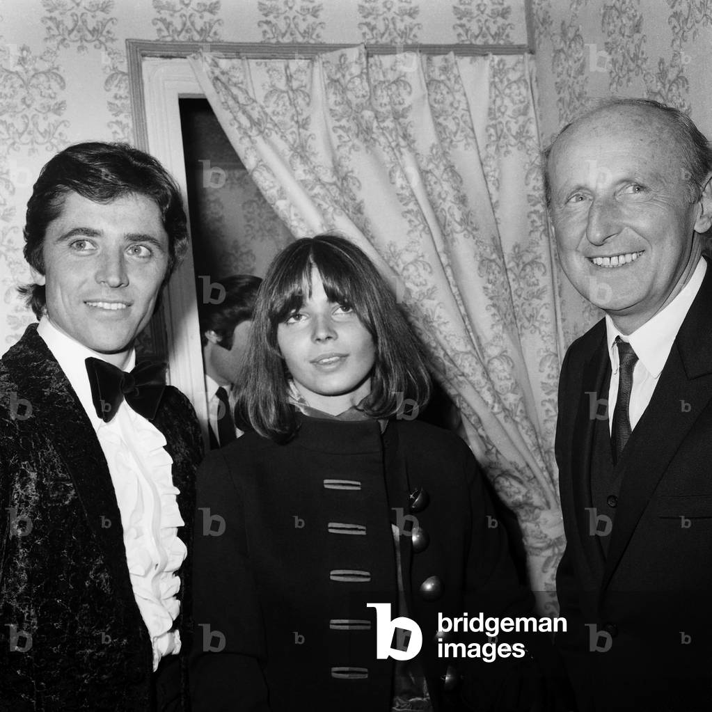 In Sa Lodge Sacha Distel Is Felicite By Anne Ventura And Bourvil After Her Premiere At L'Olympia On February 27, 1970. Neg D21323 (b/w photo)