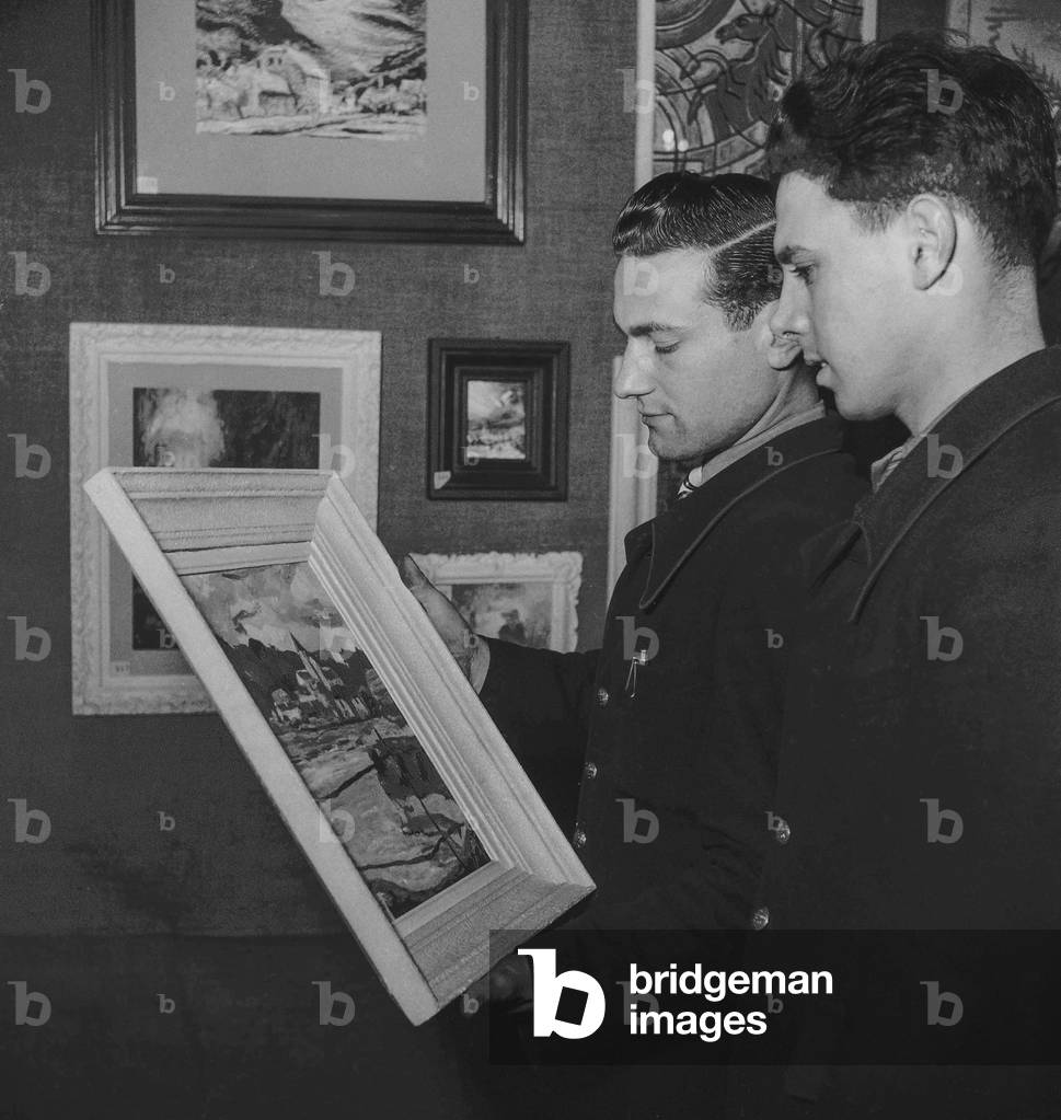 Exhibition of paintings made by PTT employees, Paris, March 17, 1950 (b/w photo)