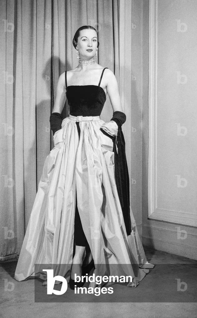 Molyneux fashion, Paris, October 25, 1950 : evening dress (b/w photo)