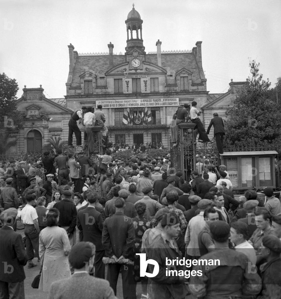 Demonstration outside the town hall in Argentueil, France, of the SNECMA workers on August 22, 1949 (b/w photo)