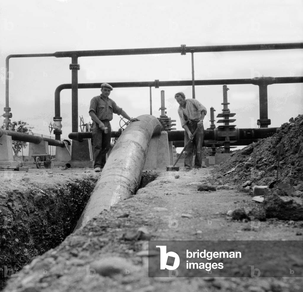 Not far from Ozoir-La-Ferriere (Seine Et Marne), L'Immense Trachee Which Has Been Digged To Receive Lacq Gas Pipes And Who Traverses La Nationale 4, August 12, 1959. Neg: A81055 (b/w photo)