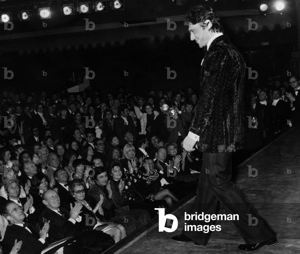 Sacha Distel Warmly Applauded At The Premiere Of Her Show At L'Olympia, February 27, 1970. Note The Presence, In The Assistance Of Bourvil And His Wife. (b/w photo)