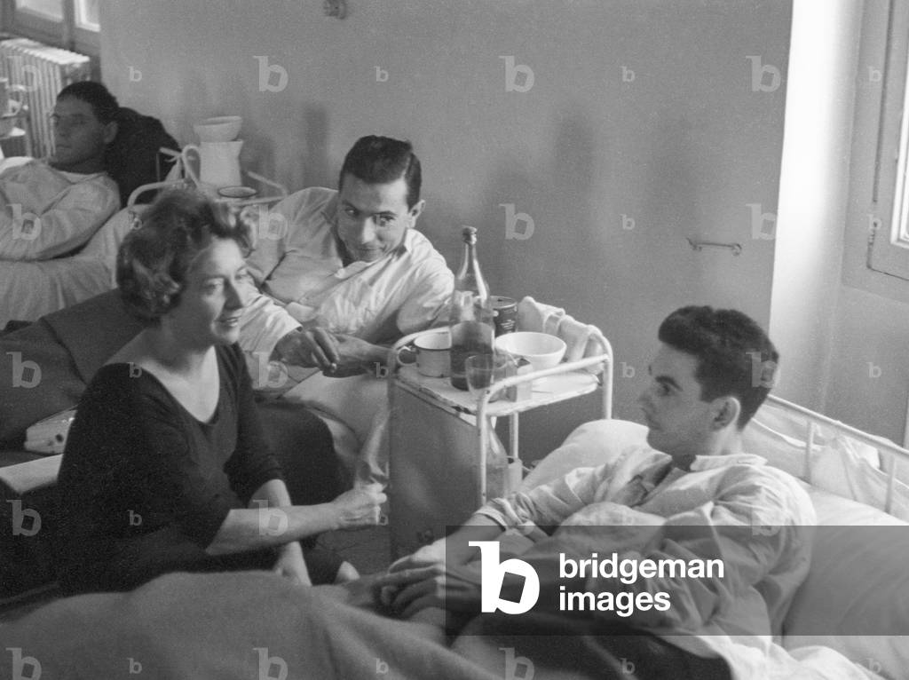 For the new year, Mick Micheyl visiting the wounded at the hospital in Algiers, Janaury 1st, 1961 (b/w photo)