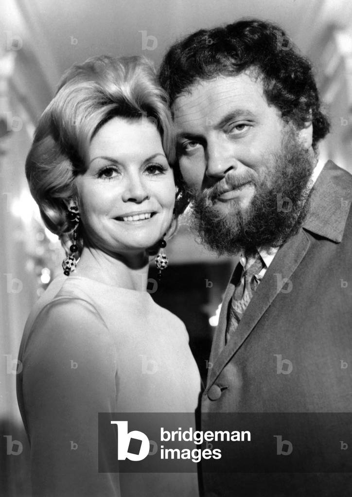 Noelle Adam Et Ivan Rebroff Dans Une Scene Du Film Le Chanteur Inconnu De Jean-Claudedague Tournee Chez Le Couturier Balmain. Le 1 Juillet 1970 (b/w photo)