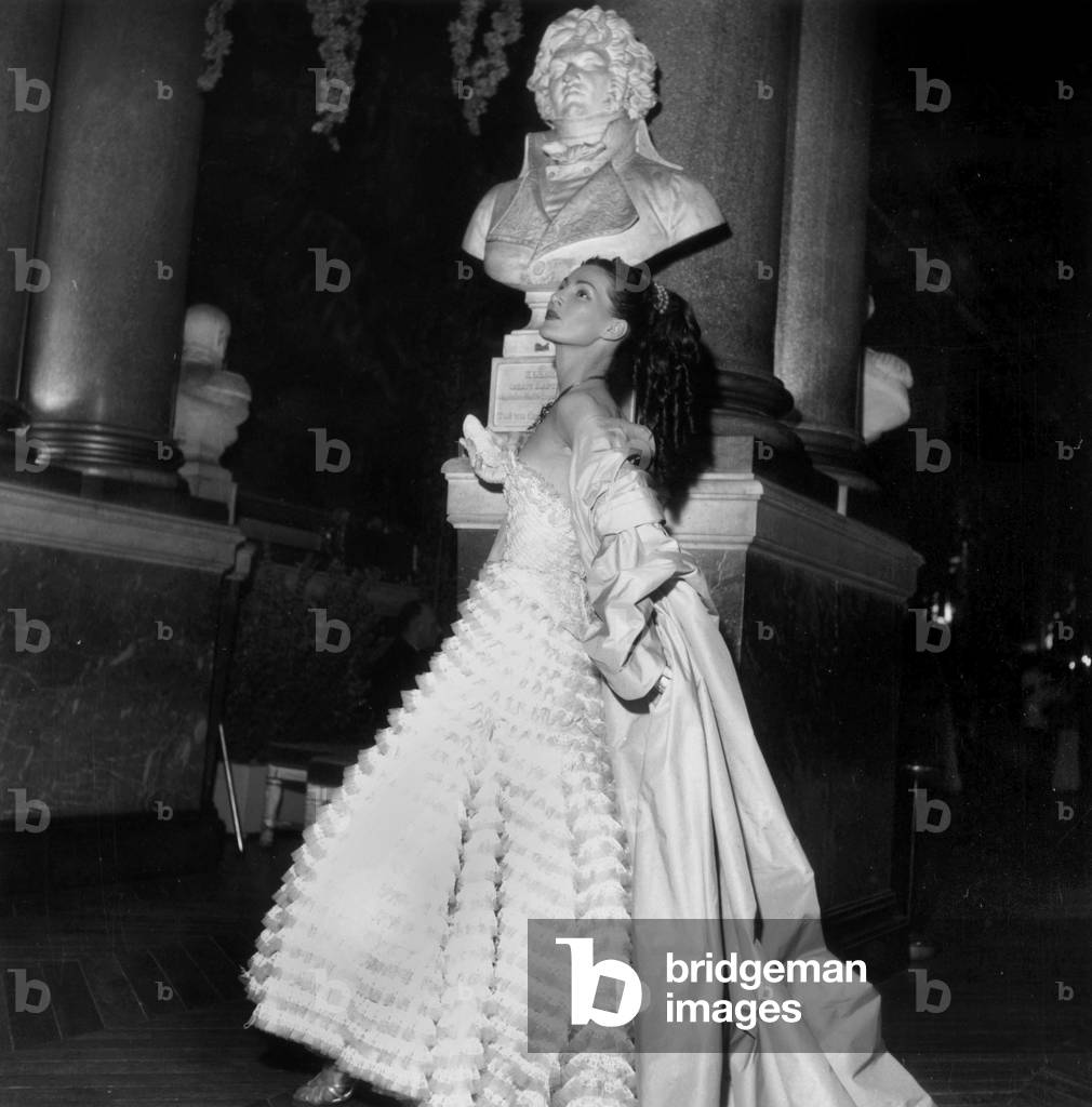 Ball at Versailles Castle : here Model Lucie Daouphars, Called Lucky on May 25, 1952 (b/w photo)