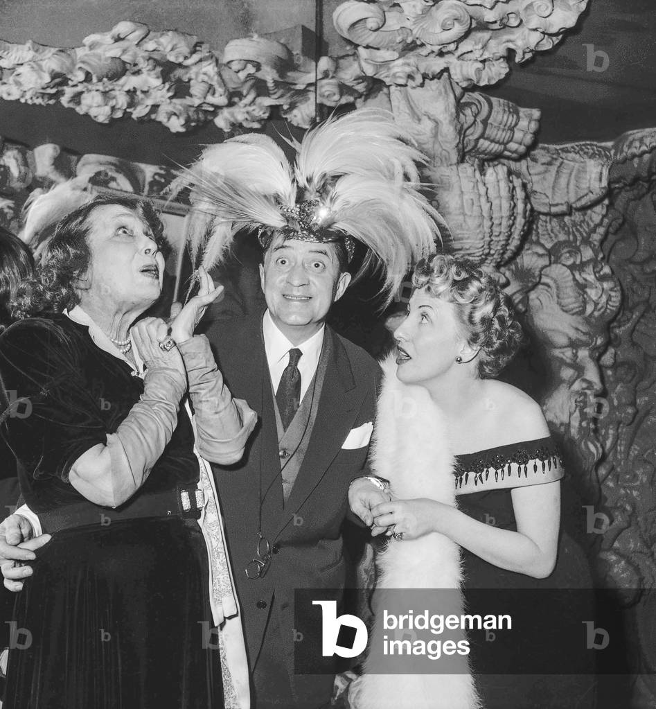 Show of the Club de l'Opera, Paris, January 19, 1952 : Mistinguett, O'dett (Rene Goupil) and Anny Gould (b/w photo)