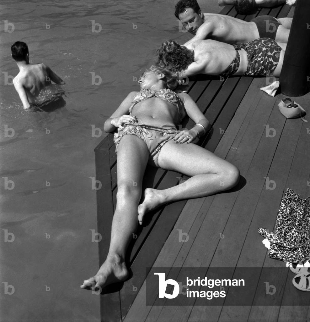 The Crowd at Deligny Swimming Pool, Paris, Late July 1948 (Scorching Heat) (b/w photo)
