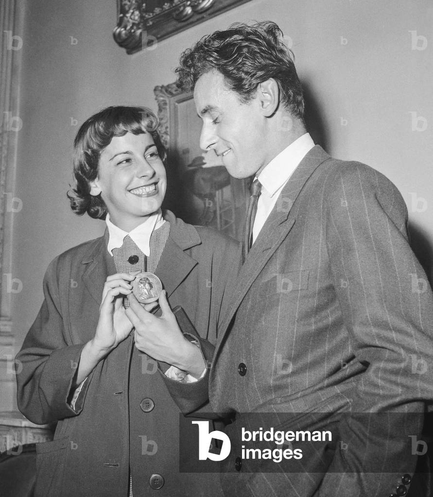 Prix Suzanne Bianchetti (prize given to a promising young actress), Paris, October 17, 1950 : Christiane Lainier (prize-winner) and Michel Vitold (b/w photo)