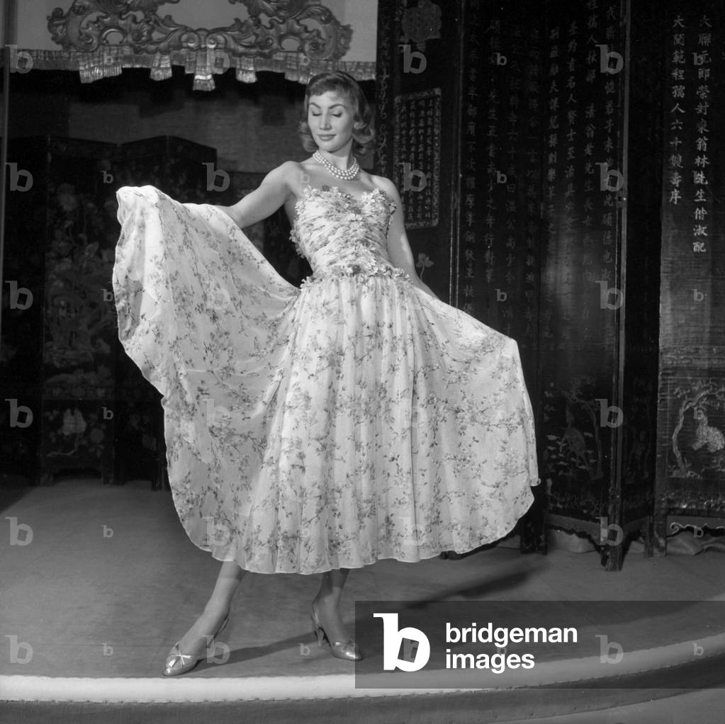 Chanel Fashion, Spring-Summer 1957, January 30, 1957 in Paris : Muslin Bustier Dress Presneted By Yveline (b/w photo)