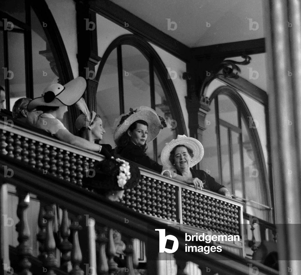 Grand Prix de Paris (horse race), Longchamp racecourse, Paris, June 26, 1949 : Rita Hayworth and Elsa Maxwell (b/w photo)