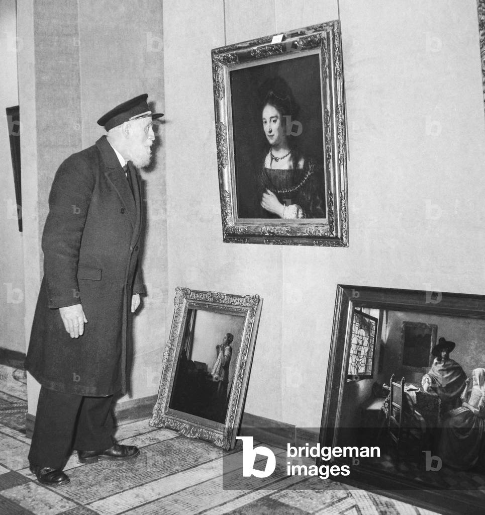 Exhibition of masterpieces from Berlin musuems at the Petit Palais, Paris, January 31, 1951 : here a portrait of Saskia Rembrandt by Rembrandt (b/w photo)