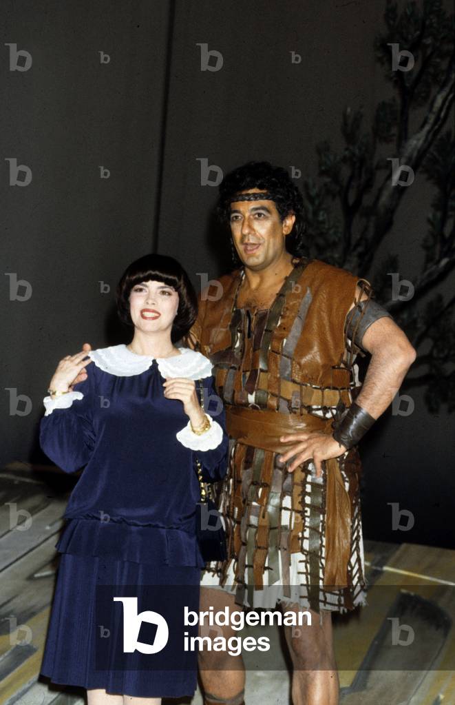 Spanish Tenor Placido Domingo With Stage Clothes and French Singer Mireille Mathieu at The Lido in 1985  (photo)