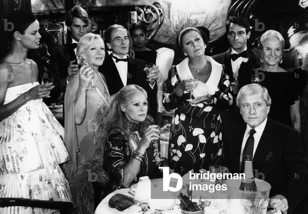 Producer Merv Griffin A at Maxim'S Restaurant, Paris, Octber 8, 1981 (For his Variety Show) here With L-R : Guilaine De Polignac, Line Renaud, Pierre Cardin, Ursula Andress Andet Regine Crespin (b/w photo)