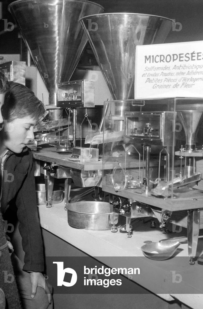 Chemistry fair, Paris, November 22, 1956 : scales (b/w photo)