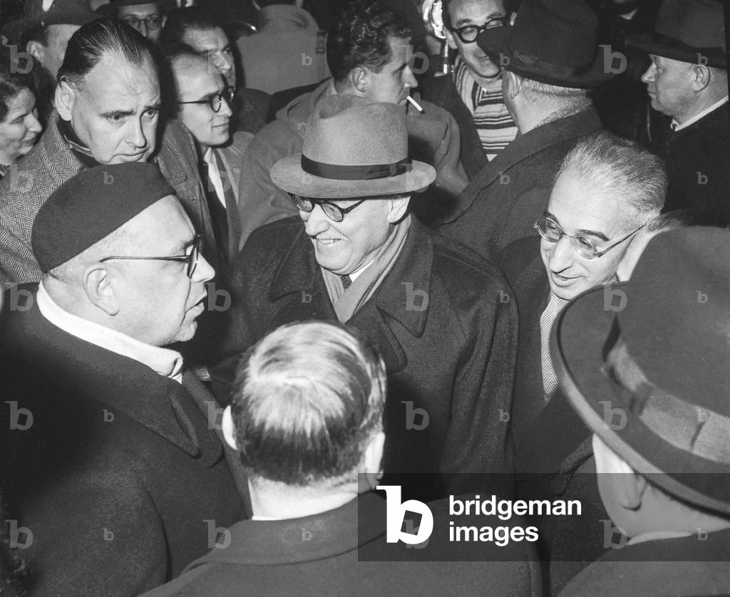 UNO General assembly, Paris, 1951 : GDR delegates arriving in Paris to go at the UNO, December 9, 1951 : Lothar Bolz and Otto Nuschke welcome by Andrei Vychinski (b/w photo)