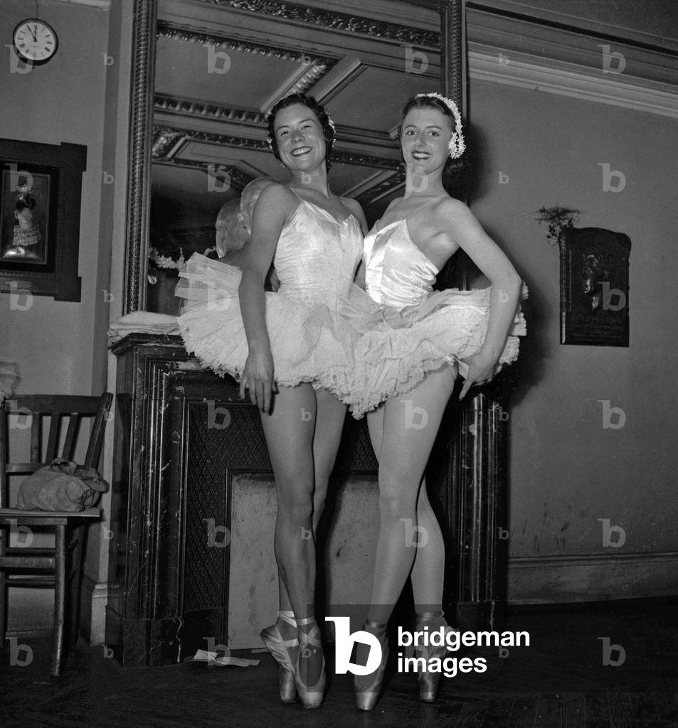 Dance contest of the French national dance school at the Opera Comique, July 5, 1949 : dancers Arlette Ingraca (r) and Eliane Fontener (b/w photo)