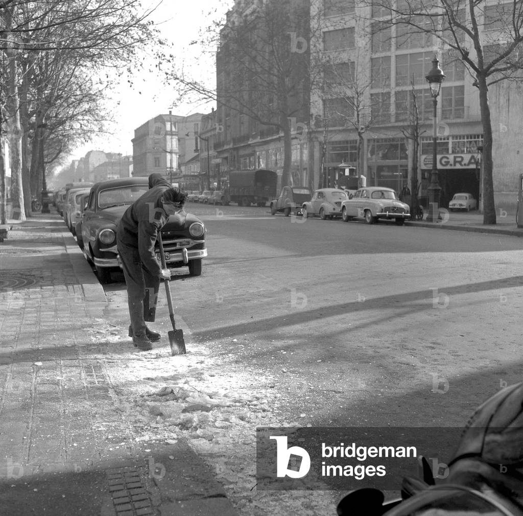 Winter 1960 in Paris : A Man Is Broking Ice February 8, 1960 (b/w photo)