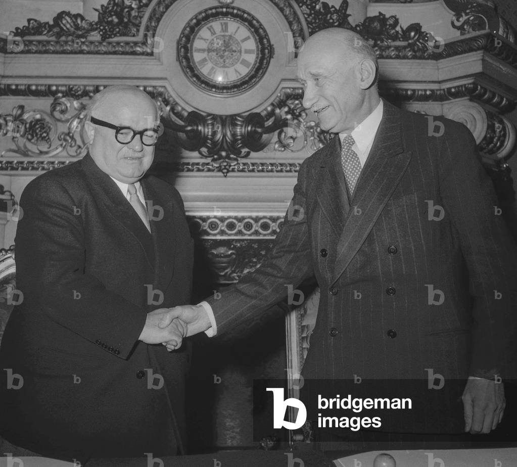 Signature of agreements between France and Saarland, Paris, March 3, 1950 : Johannes Hoffmann, Robert Schuman (b/w photo)