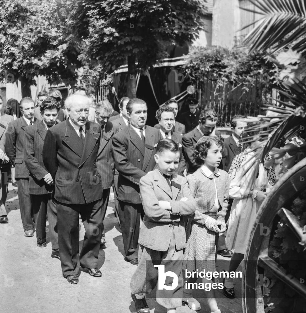 Funeral of the clown Francois Fratellini June 22, 1951 in Le Perreu, France : Albert Fratellini and the Craddock (children) (b/w photo)