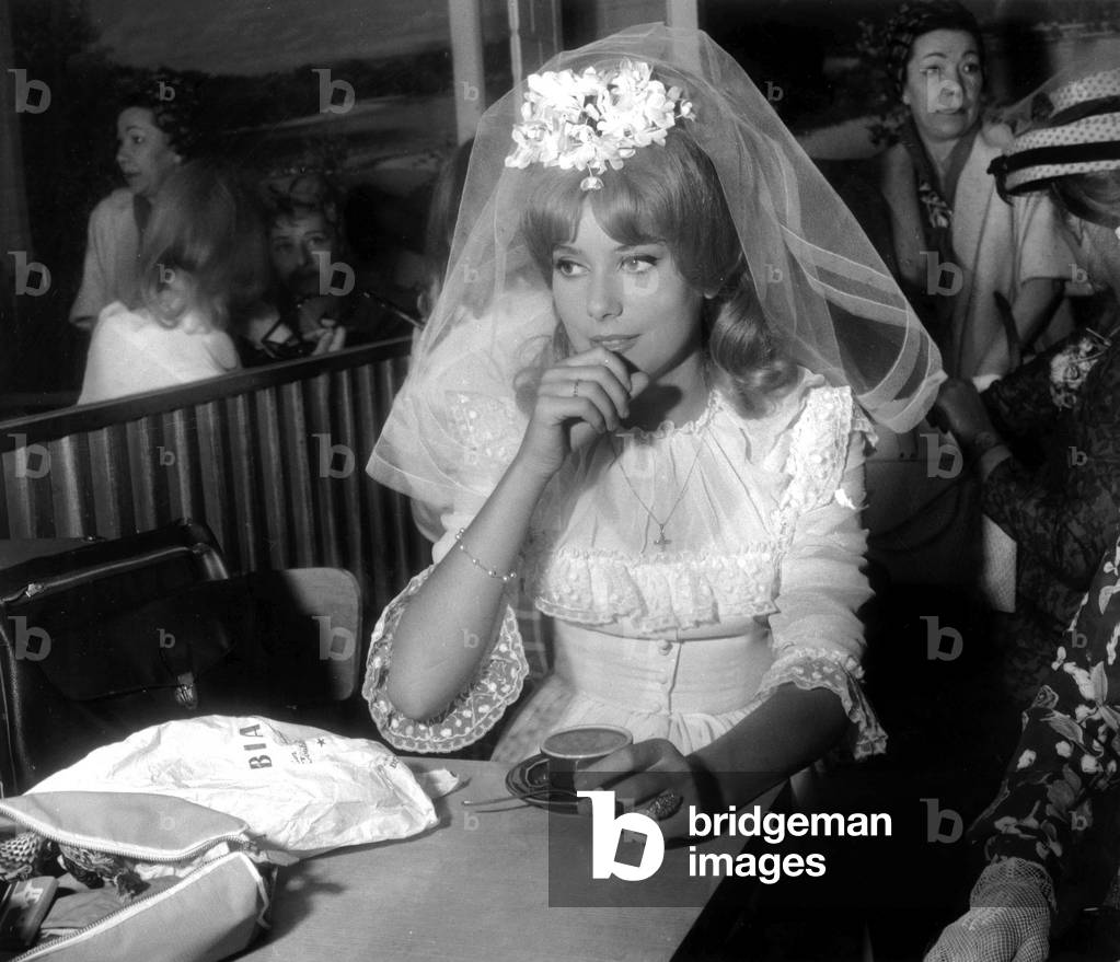 L'actrice française Catherine Deneuve, mariée sur le tournage du film de RogerVadim « Vice and Virtue » à Epinay Sur Seine le 30 juillet 1962