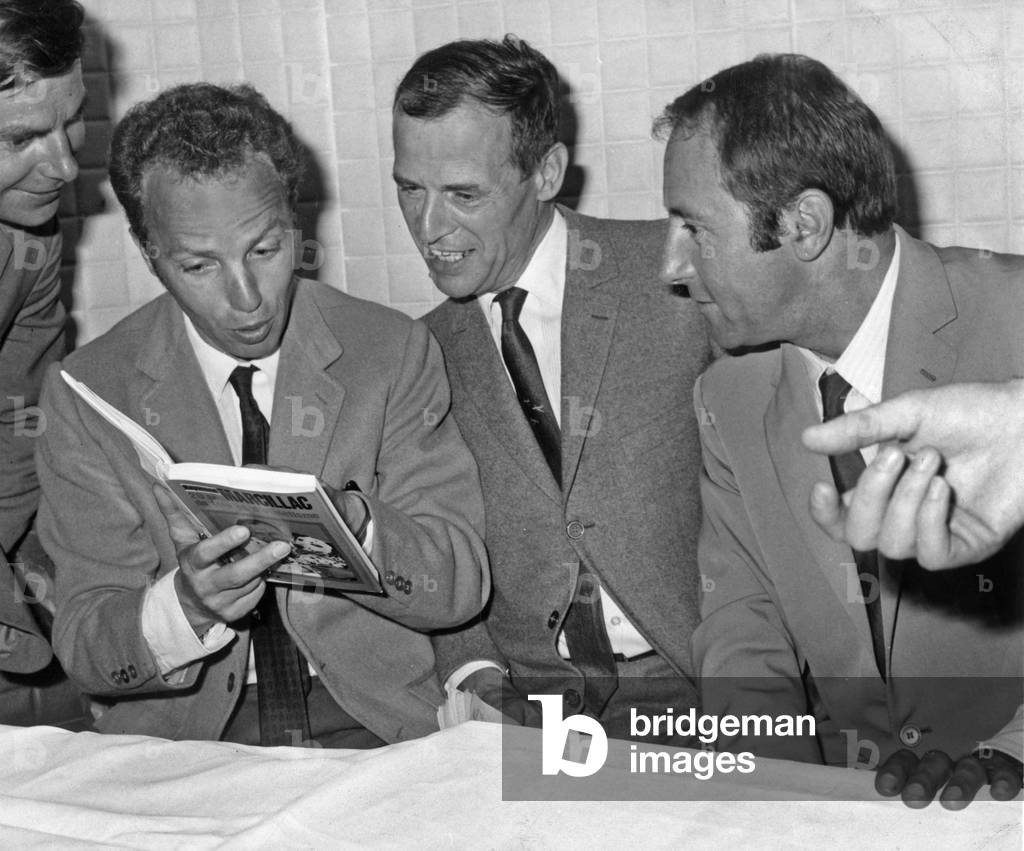 Raymond Marcillac Encircles Members Of His Team On Television Fetting The Release Of His Book “20 Years Of Tele And Athletics On June 28, 1967 To Right By Marcillac Thierry Roland A Sa Gauche Robert Chapatte On June 28, 1967 (b/w photo)