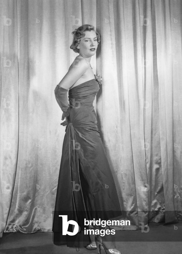 Paquin fashion, Paris, August 30, 1949 : evening dress (b/w photo)